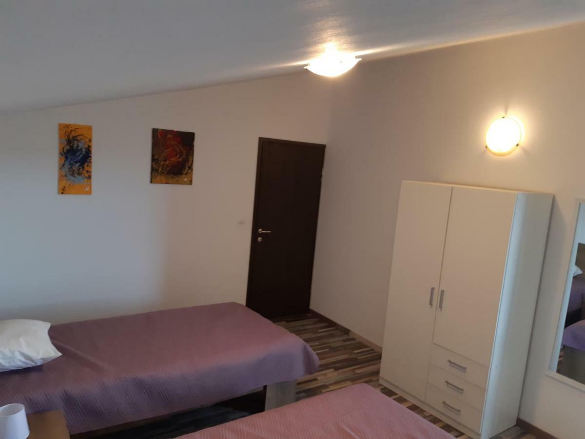 Apartments Vukelic Starigrad Paklenica Exterior photo